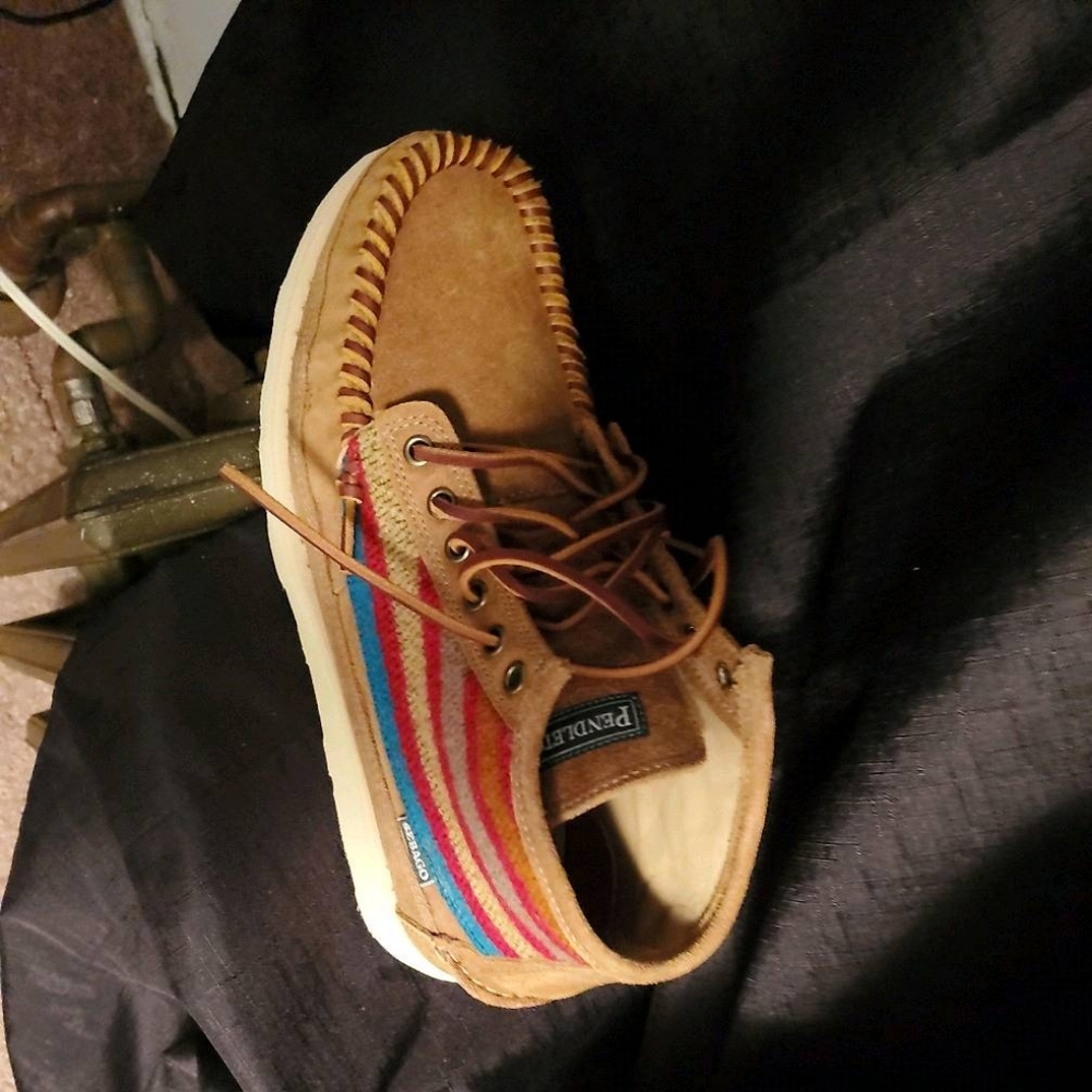 Man shoos Pendleton sebago